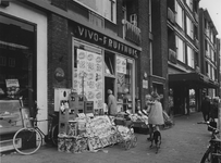 1974-1506 Winkelpand nummer 136 A Vivo-fruithuis in de Schiedamseweg.