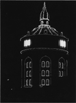 1974-1963 De toren van de Gemeentelijke Drinkwaterleiding in feestverlichting, ter gelegenheid van het 100 jarig bestaan.