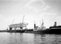 1974-1977 Gezicht op de westzijde van de Parkhaven. Sleepboot Seetrans 1 met zwaar transport (brugelement).