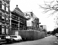 1974-277 Gezicht op de Robert Fruinstraat met de bouw van een kantoorpand met parkeergarage.