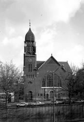 1974-644 Gezicht op de Nieuwe Kerk (Delfshaven) aan de 's-Gravendijkwal nummer 134.