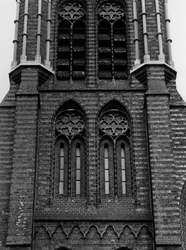 1974-669 De fragmenten van de toren van de rooms-katholieke kerk van de Allerheiligste Verlosser.