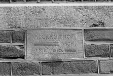 1975-1188 Gevelsteen met de naam van de architect en datum 1 mei 1910 aan de Van Heusdestraat nummer 62.