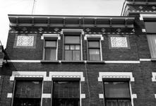 1975-1191-EN-1192 Gevelversiering in de Van der Hilststraat.Afgebeeld van boven naar beneden:-1191: nummer 7;-1192: nummer 9.