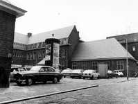 1975-1479 Parkeerterrein voor de Gemeentelijke pedagogische academie. Scholengemeenschap aan de Hofstedestraat nummer 36.