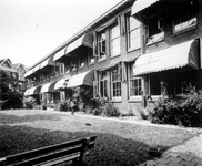 1975-1507-EN-1508 School achter de woonhuizen aan de zuidzijde van de Vierambachtsstraat.Afgebeeld van boven naar ...