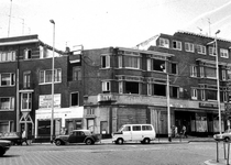 1975-1509 Gezicht in het Mathenesserplein op de hoek van de Mathenesserlaan. De huizen worden afgebroken.