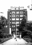 1975-1510 Gezicht op het Mathenesserplein met op de achtergrond de passage naar het Rauwenhoffplein.