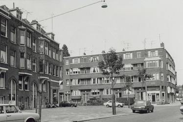 1975-1521 Gezicht op de Adrien Mildersstraat met het pleintje, in het midden de Hugo Molenaarstraat.