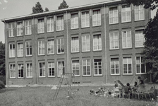 1975-1523 Gezicht op de Adrien Mildersschool aan de Adrien Mildersstraat nummer 35.