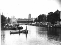 1975-190 De Leuvehaven, rechts de Wolfshoek, op de achtergrond de Zeevischmarkt, links de koepel van de ...