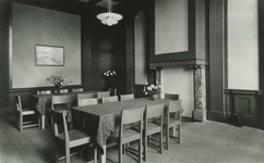 1975-1922 Vergader/leeszaal van jeugdherberg Maaszicht aan het Haringvliet.