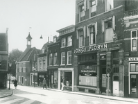 1975-1923 Voorstraat op de achtergrond links het zakkendragershuisje.