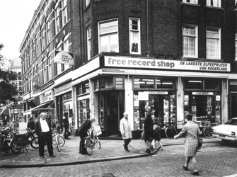 1975-1954 Winkel Free Record Shop aan de Nieuwe Binnenweg op de hoek van de Bloemkwekersstraat.