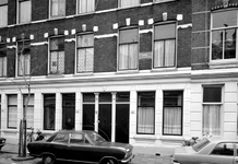 1975-1964 Wisselwoning nr. 48b aan de oostzijde van de Sint-Mariastraat. Een bord aan de gevel: Dit wordt een ...
