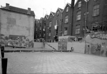1975-1983-TM-1985 Gezichten op de gesloopte woonhuizen aan de Gaffelstraat met de muurschilderingen. De ...