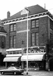 1975-1986 Boekhandel Voorhoeve & Diertrich in het huis genaamd St. Jansplaats (gevelsteen), aan de noordzijde van de ...
