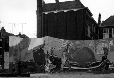 1975-1987 Muurschildering op het restant van de gesloopte Sint-Josephkerk. Links Sint-Mariastraat. Op de achtergrond ...