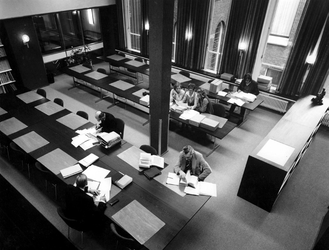 1975-231 Interieur van het eerste depot Gemeentearchief aan de Mathenesserlaan. De studiezaal vanuit de galerij op de ...