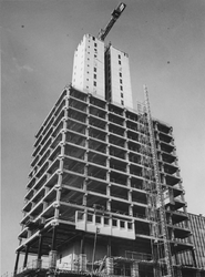 1975-302 De kantoortoren van het Shell-gebouw in aanbouw op de hoek Hofplein - Couwenburg.