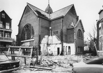 1975-303 Gezicht op de Ochterveltstraat met half gesloopte N.H. kerk aan de 's-Gravendijkwal.