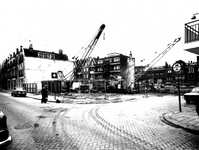 1975-310 Gezicht in de Van Oosterzeestraat met op de achtergrond de plaats van de voormalge Gereformeerde kerk aan de ...