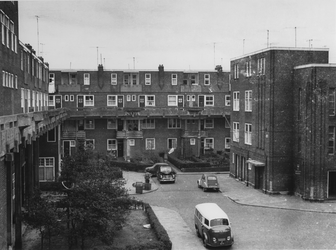 1975-335 Galerijwoningen aan de Justus van Effenstraat.