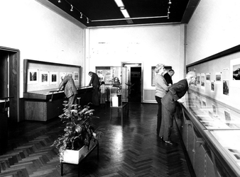 1975-393 Het Gemeentearchief aan de Mathenesserlaan nummer 315. Bezoekers op de tentoonstelling: Rotterdam, vergeeld in ...