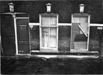 1975-407 Nog bewoond huis aan de Rosestraat.