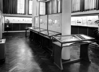 1975-418-EN-419 Interieur van het Gemeentearchief aan de Mathenesserlaan nummer 315. Tentoonstellingsruimte tijdens de ...
