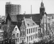 1975-480 Gezicht op het raadhuis van Delfshaven en de Oude Kerk aan de Aelbrechtskolk.