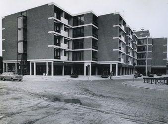 1975-745 Bejaardentehuis Rubroek adres Crooswijkseweg 165, vanaf het Goudseplein gezien.