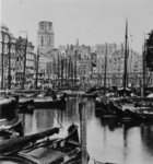 1975-762 De Kolk, links het Westnieuwland, rechts de Korenbeurs, op de achtergrond de toren van de Sint-Laurenskerk.