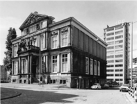 1975-769 Het Schielandshuis/Historisch Museum aan de Korte Hoogstraat, rechts het Bulgersteyn met het Erasmushuis ...