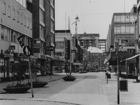 1975-795 De Hoogstraat.Op de achtergrond de Amro Bank met de uitbreiding in aanbouw aan de Coolsingel, gezien vanaf de ...