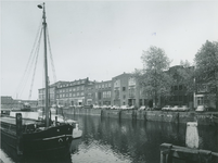 1975-843 Gezicht op de westzijde van de Voorhaven, ter hoogte van de Moutersteeg.