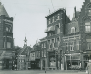 1975-855 Voorstraat gezien vanaf de Havenstraat. Op de achtergrond links het zakkendragershuisje.