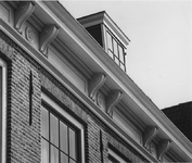 1975-868 Daklijst en dakgoot van het voormalige raadhuis van Delfshaven aan de Aelbrechtskolk.
