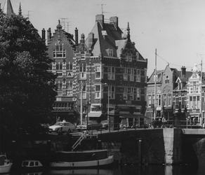 1975-873 Huizen aan de Schiedamseweg met rechts de Mathenesserdijk, gezien vanaf de oostzijde van de Aelbrechtskolk.