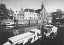 1975-877 Gezicht op de oostzijde van de Aelbrechtskolk met op de achtergrond het raadhuis en de Oude Kerk.