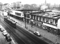 1976-106-EN-107 Aanvang met de sloop van de noodwinkelpanden aan de Nieuwe Binnenweg, vanuit een bovenetage ...