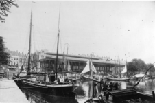 1976-118 De Leuvehaven, op de achtergrond de Zeevischmarkt.