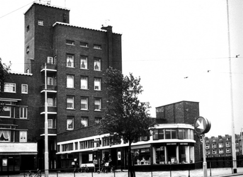 1976-1347 Postkantoor aan het Mathenesserplein.
