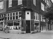 1976-1354 Jan Kruijffstraat met de wijkwinkel Bospolder-Tussendijken op de hoek van Gijsingstraat.