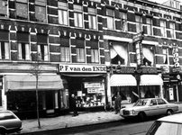 1976-146 Winkelpanden aan de Nieuwe Binnenweg nummers 315 t/m 321. In het midden kantoorboekhandel P.F. van den Ende in ...