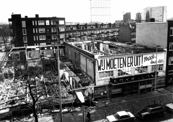 1976-148 Laatste fase in de afbraak van de noodwinkels aan de Nieuwe Binnenweg, vanuit een bovenetage gezien.