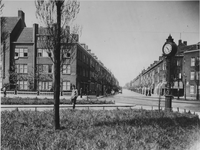 1976-1519 Uurwerk in het P.C. Hooftplein. Op de achtergrond de Bilderdijkstraat.