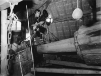 1976-1584 Het maken van filmopnamen in de kop van de snuifmolen 'De Ster' aan de Plaszoom.