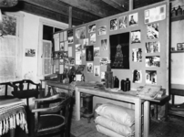 1976-1605 Kamer op de begane grond in snuifmolen 'De Ster' aan de Plaszoom met foto's van de brand en de restauratie ...