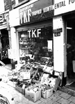1976-1665-EN-1666 Tapanahonie TKF (Tropiko Kontinental Food) aan de Eerste Middellandstraat. Winkel voor de verkoop van ...